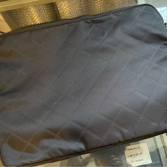 Marc Jacobs Black Quilted Laptop case The Beauty Pouch - Picture 6 of 6